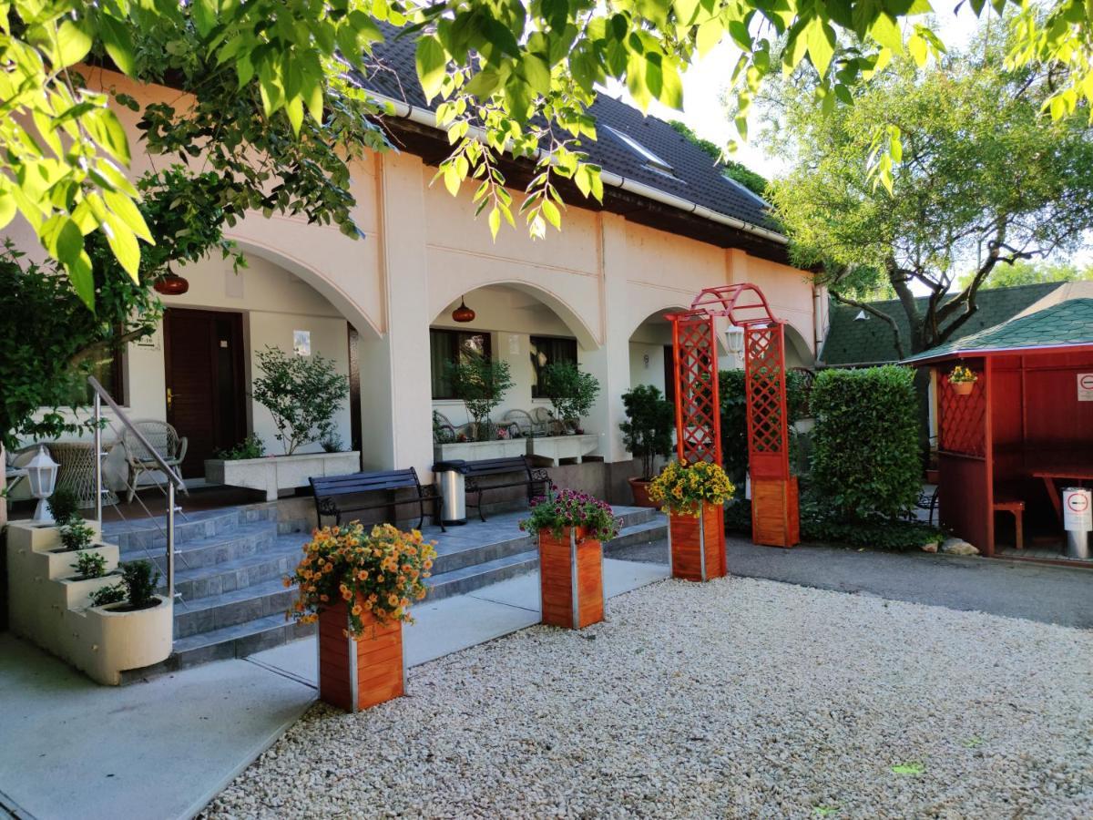 Hotel Oswaldo Budapeste Exterior foto
